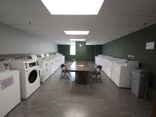 Coin-operated laundry room amenity | Image 14