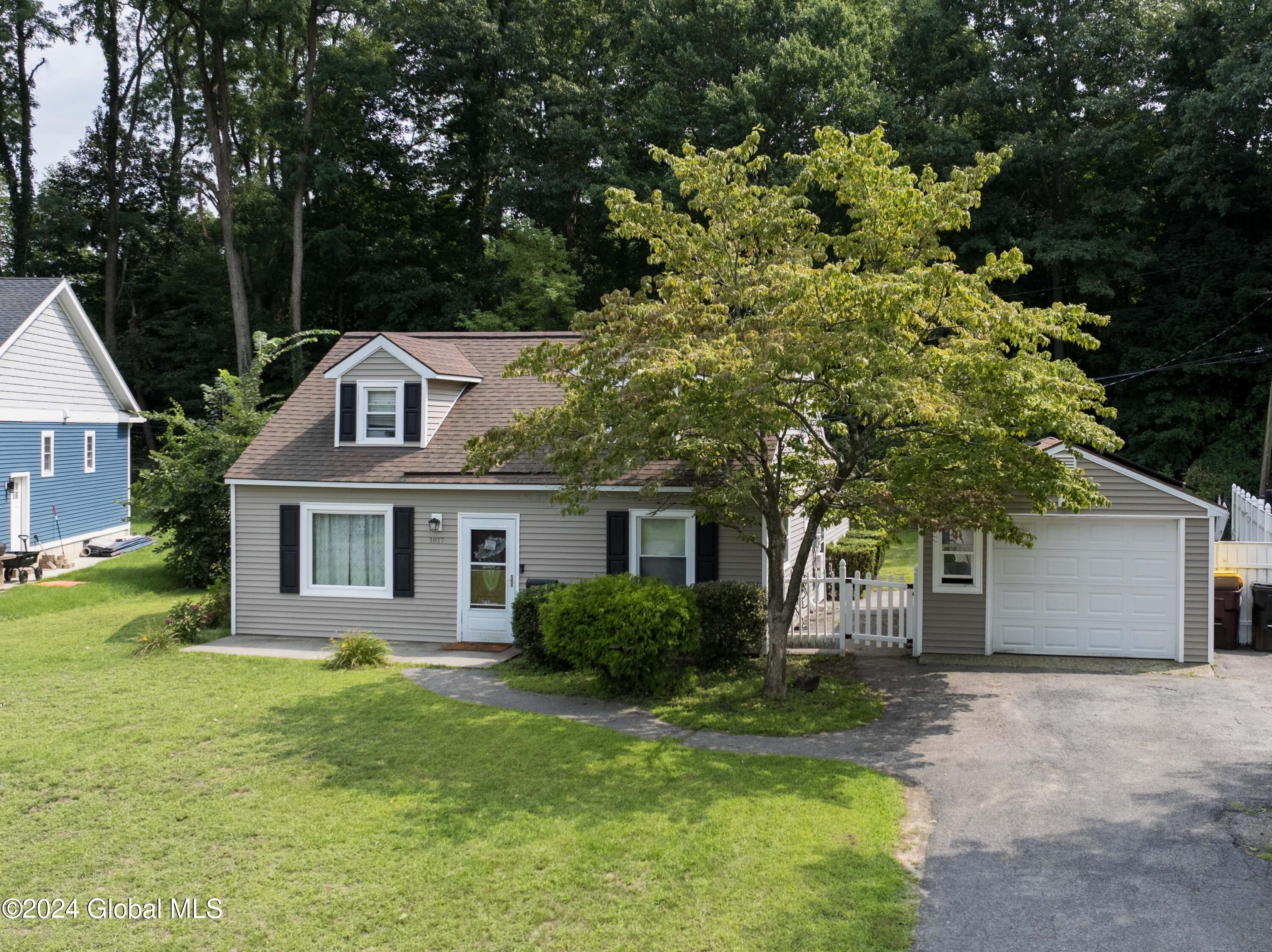 Outer Dr, Schenectady, NY 12303