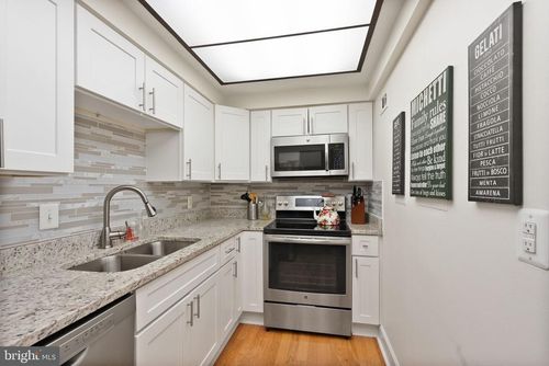 apt-211-7651 Tremayne Pl, MCLEAN, VA, 22102-7651 | Card Image