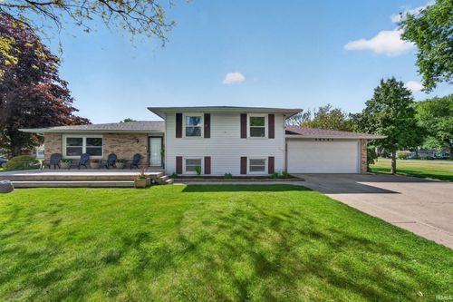 56563 Pinecrest Dr, Elkhart, IN, 46516-9620 | Card Image