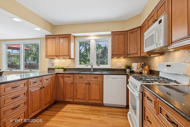 566 Northampton Cir, House other with 4 bedrooms, 3 bathrooms and 6 parking in Elk Grove Village IL | Image 4