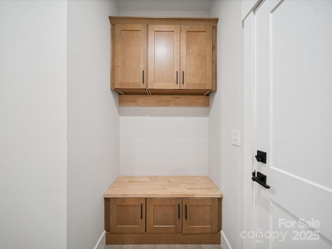 Drop Zone inside the Garage Entry | Image 41