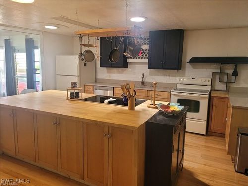 74-74 Palos Dr, NAPLES, FL, 34104-3912 | Card Image
