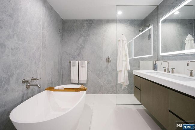 320 Adolphus Ave, Condo with 3 bedrooms, 4 bathrooms and null parking in Cliffside Park NJ | Image 12