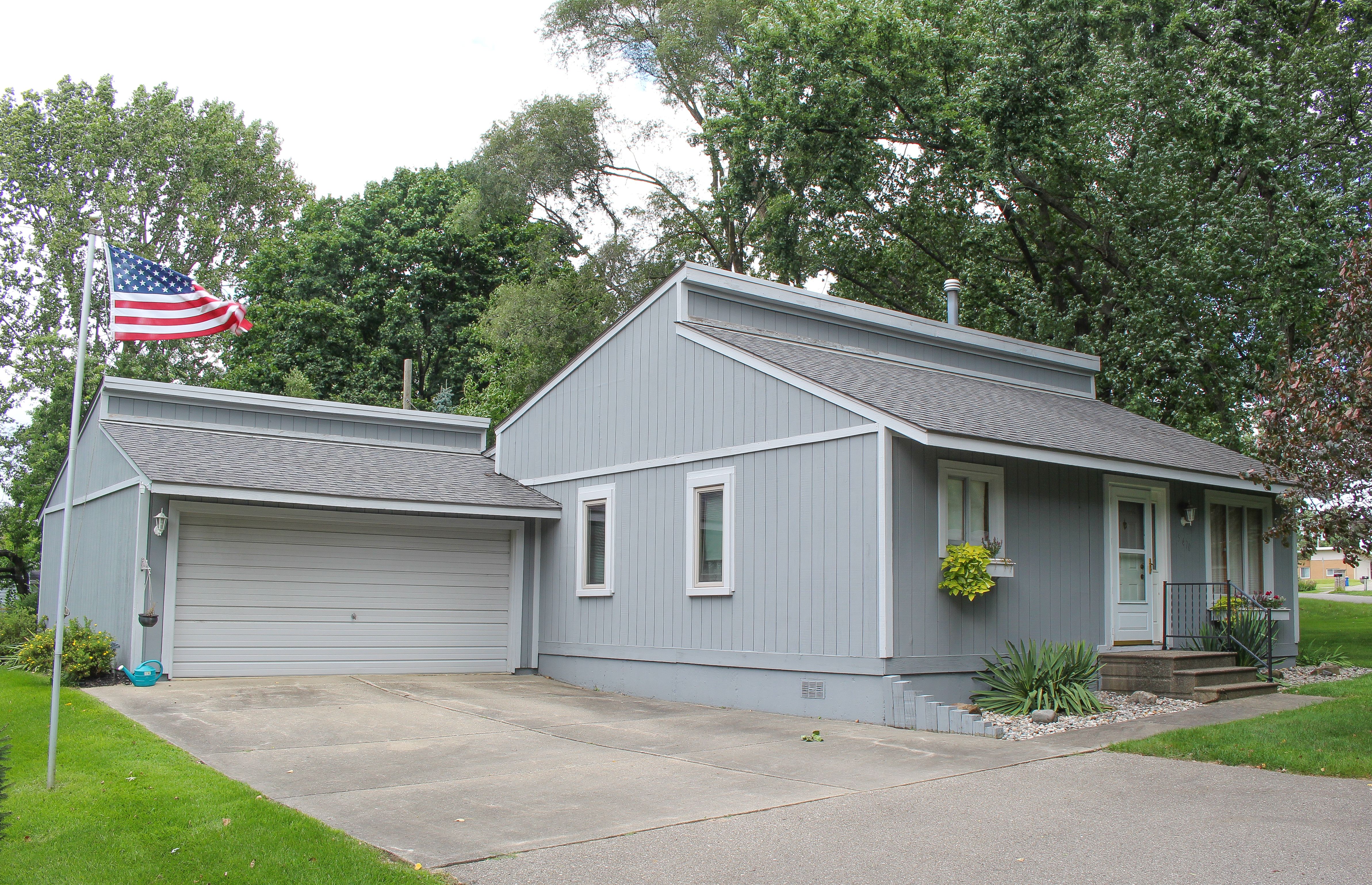 Vincent Ave, Waterford, MI 48327