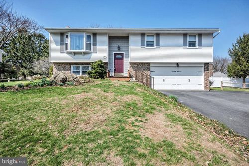 672 W Spring St, Fleetwood, PA, 19522-1042 | Card Image