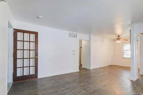 12851 Saratoga St, Oak Park, MI, 48237-2935 | Card Image