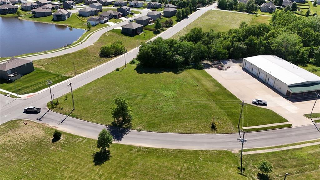 400 Sw Powell Dr, Oak Grove, MO 64075