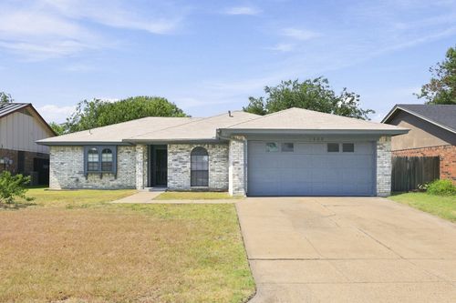 1800 Willow Vale Dr, Fort Worth, TX, 76134-8418 | Card Image