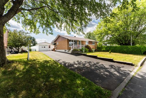 10 18 E Av, House with 3 bedrooms, 1 bathrooms and null parking in Drummondville QC | Card Image