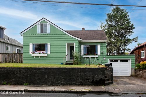 811 12th Ave, Seaside, OR, 97138-7106 | Card Image