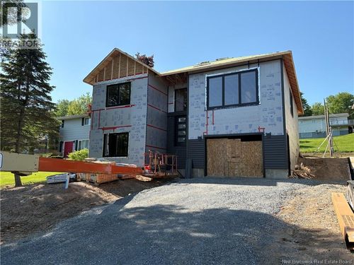 16 Mayflower St, Fredericton, NB, E3C1L5 | Card Image