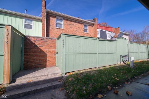 6372 Commons Dr, Indianapolis, IN, 46254-2701 | Card Image