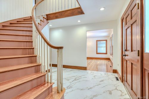 24 Deer Run Rd, Newburgh, NY, 12550-8919 | Card Image