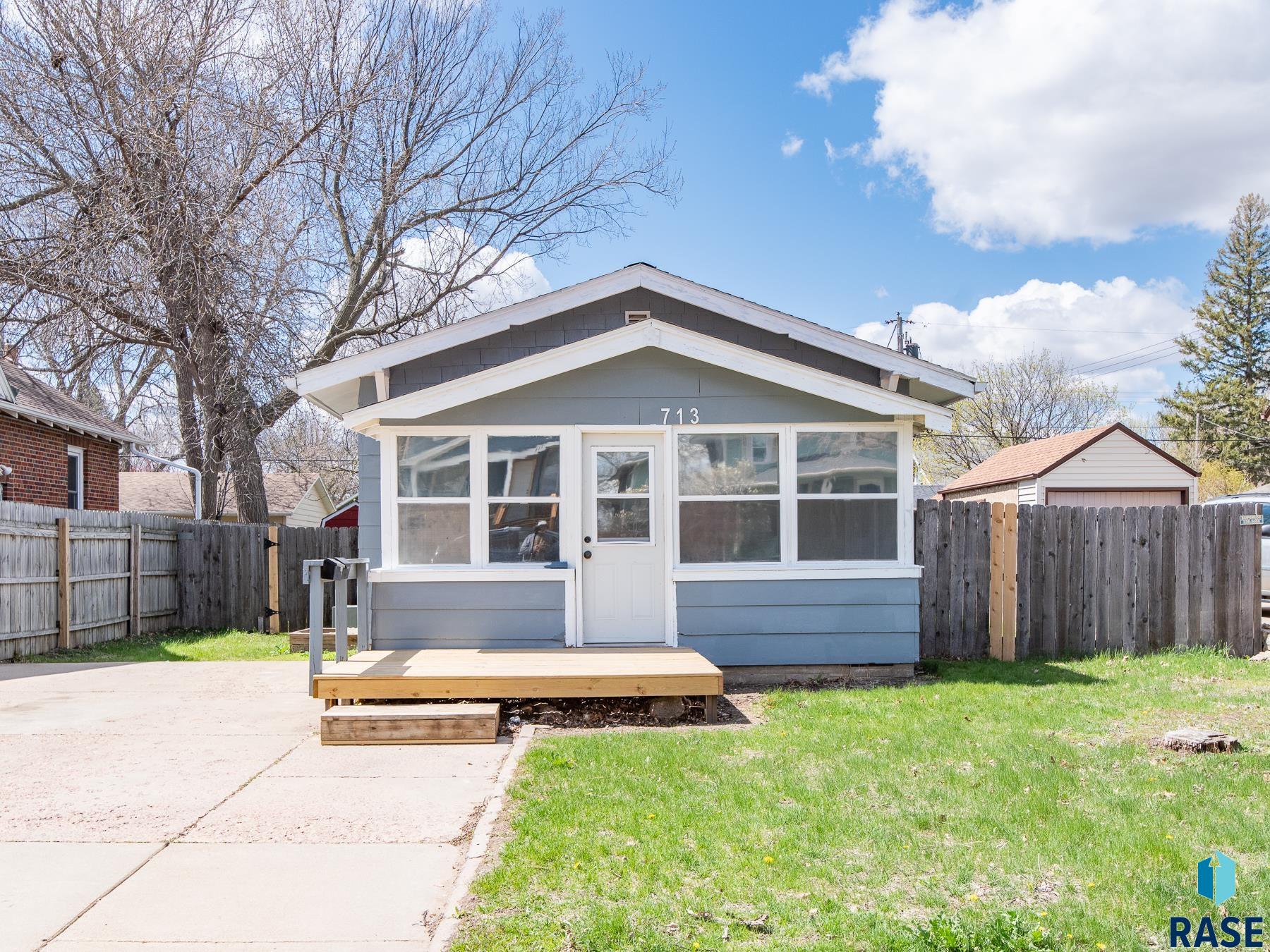 Menlo Ave, Sioux Falls, SD 57104