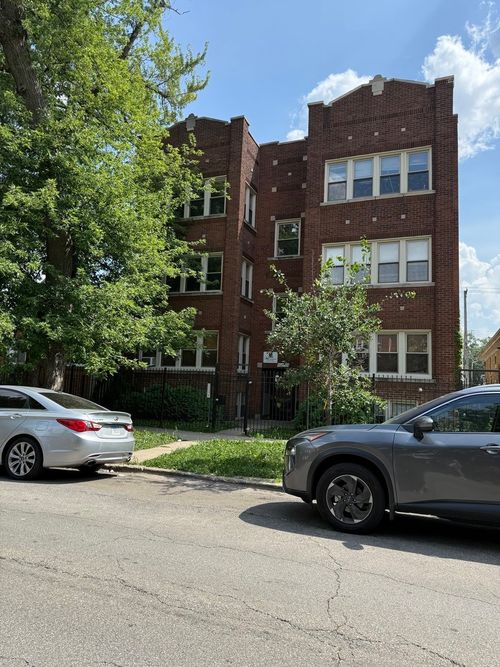 apt-2-4027 W Crystal St, Chicago, IL, 60651-1943 | Card Image