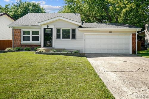 909 Parma Dr, Ballwin, MO, 63021-6511 | Card Image