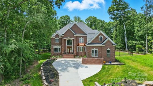 3324 Greenhurst Dr, Matthews, NC, 28104-0408 | Card Image