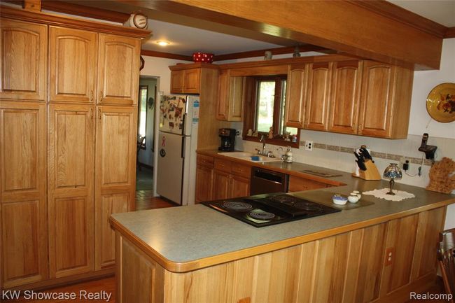 Beautiful kitchen with so much cabinet space- you'll need to buy more stuff! | Image 11