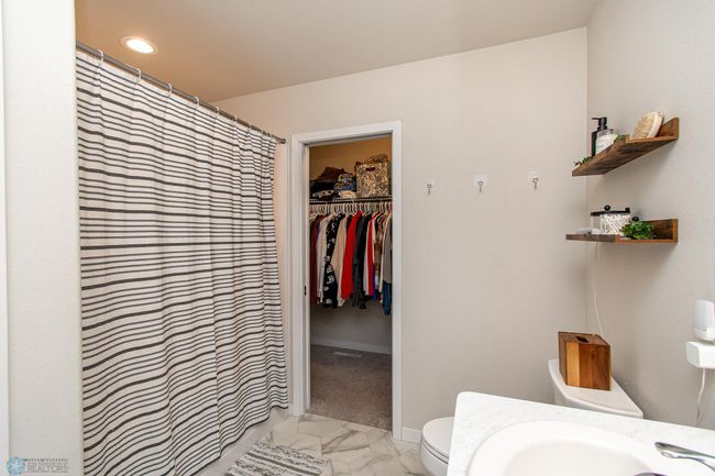 Hollywood Full Bath - Upper Level | Image 25