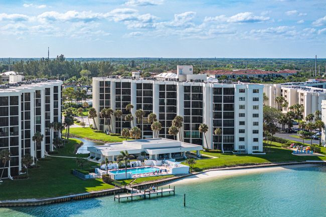 APT-205 - 19800 Sandpointe Bay Dr, Condo with 2 bedrooms, 3 bathrooms and null parking in Tequesta FL | Image 35