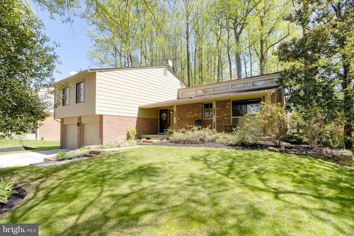 9615 Tinsmith Ln, Burke, VA, 22015-4156 | Card Image