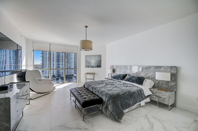 909 - 17301 Biscayne Blvd, Condo with 3 bedrooms, 3 bathrooms and null parking in North Miami Beach FL | Image 7