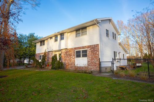 94 Kings Dr, Riverhead, NY, 11901-6205 | Card Image
