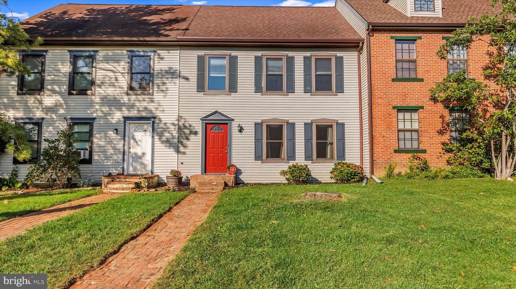 Carriage House Dr, Willow Street, PA 17584