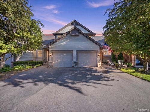 426 Oak Run Ct, Royal Oak, MI, 48073-3550 | Card Image