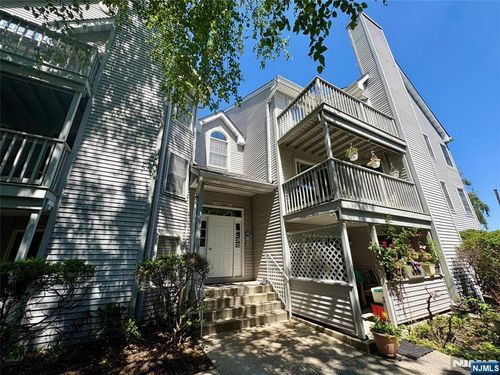 8 Quartz Ln, Paterson, NJ, 07501-3377 | Card Image