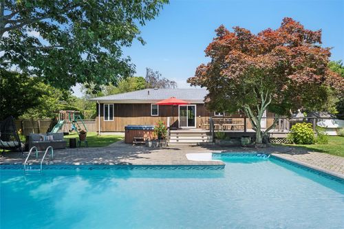 27 S Country Rd, Westhampton, NY, 11977-1439 | Card Image