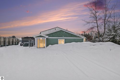 206 E Park Dr, Kalkaska, MI, 49646-9785 | Card Image