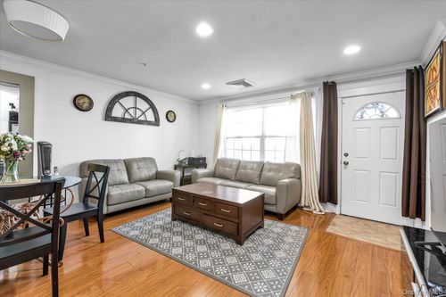 817 Willow Ln, Valley Stream, NY, 11580-7027 | Card Image