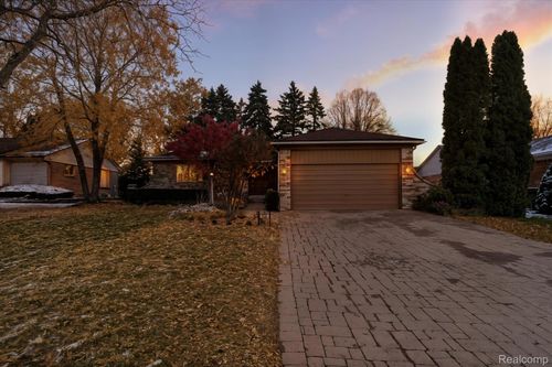 634 Lockport Rd, Rochester Hills, MI, 48307-3764 | Card Image