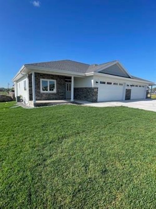 827-825-827 Vineyard Ct, Cambridge, WI, 53523-9101 | Card Image