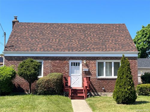 27 5th Ave, Westbury, NY, 11590-4303 | Card Image