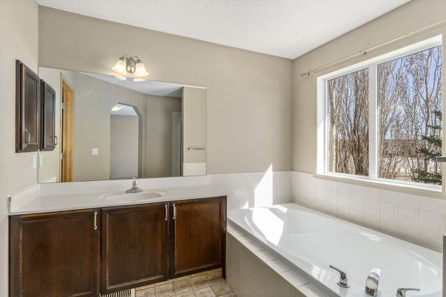 202 Tuscany Ravine Close Nw, Home with 4 bedrooms, 3 bathrooms and 4 parking in Calgary AB | Image 29