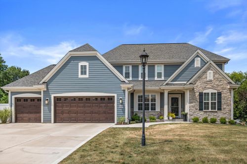 W273N2473 Arlington Dr, Pewaukee, WI, 53072-4964 | Card Image