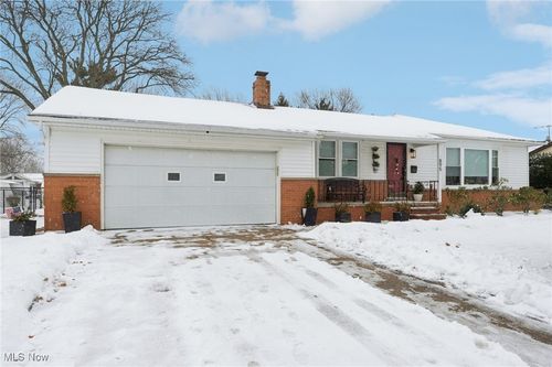 895 Cranbrook Dr, Highland Heights, OH, 44143-3222 | Card Image