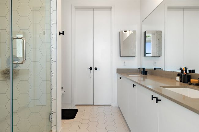 Primary Bathroom | Image 17