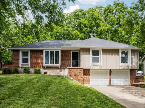 8016 Sunset Cir, Grandview, MO, 64030-1462 | Card Image