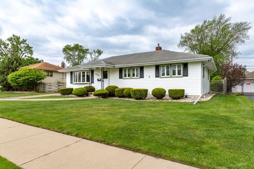 9218 Highland Pl, Highland, IN, 46322-2834 | Card Image