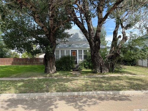 9 3rd St E, Willow Bunch, SK, S0H4K0 | Card Image