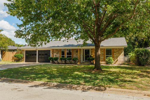 228 Arcadia St, Hurst, TX, 76053-6135 | Card Image