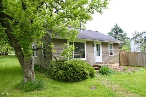 12532 Lake Dr, Burton, OH, 44021-9727 | Card Image