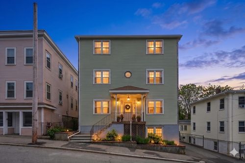 8-11 Columbia Rd, Wakefield, MA, 01880-3339 | Card Image