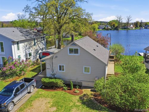 9114 Pontiac Lake Rd, White Lake, MI, 48386-1630 | Card Image