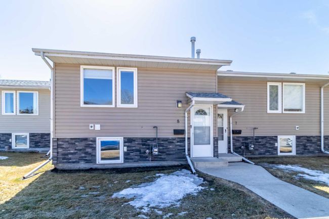 8 - 5943 60 A Street, Home with 3 bedrooms, 1 bathrooms and 1 parking in Red Deer AB | Image 2