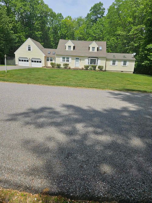 29 Maple Dr, Bedford, NH, 03110-6113 | Card Image
